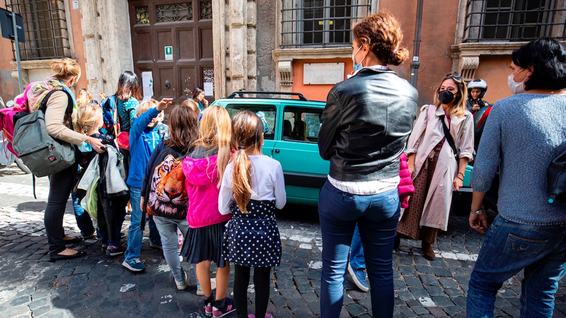 Italia podría cambiar horarios de escuelas para que no coincidan con laborales