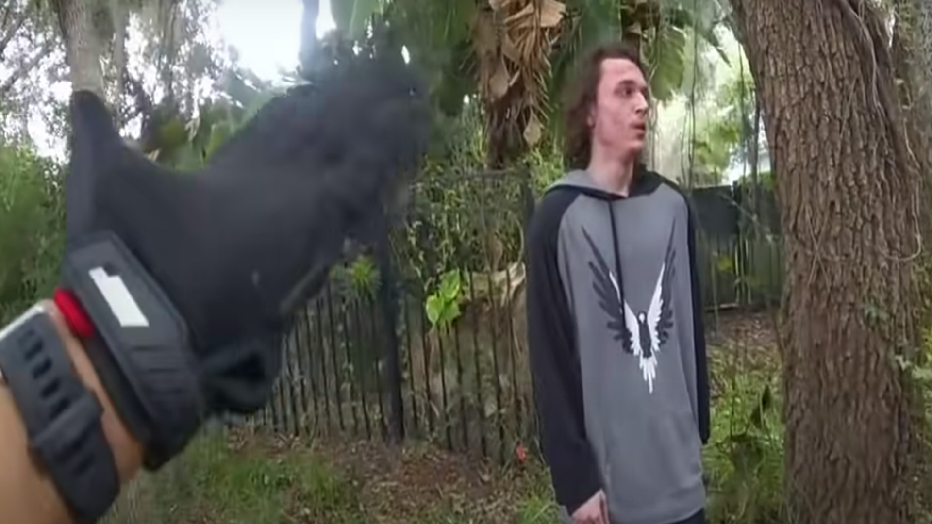 #Video Joven apuñala en el cuello a policía en Florida - joven-policia