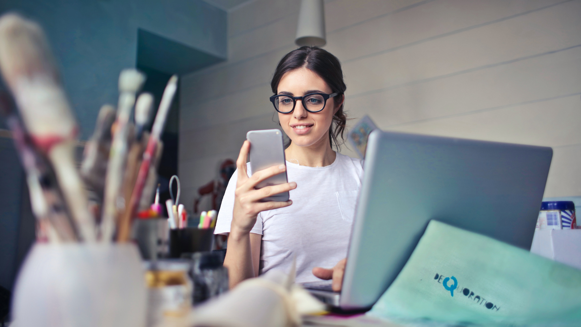 No hay barreras para cumplir tus metas: invierte sin sacrificar gastos y desde tu celular - joven-utiliza-app-movil