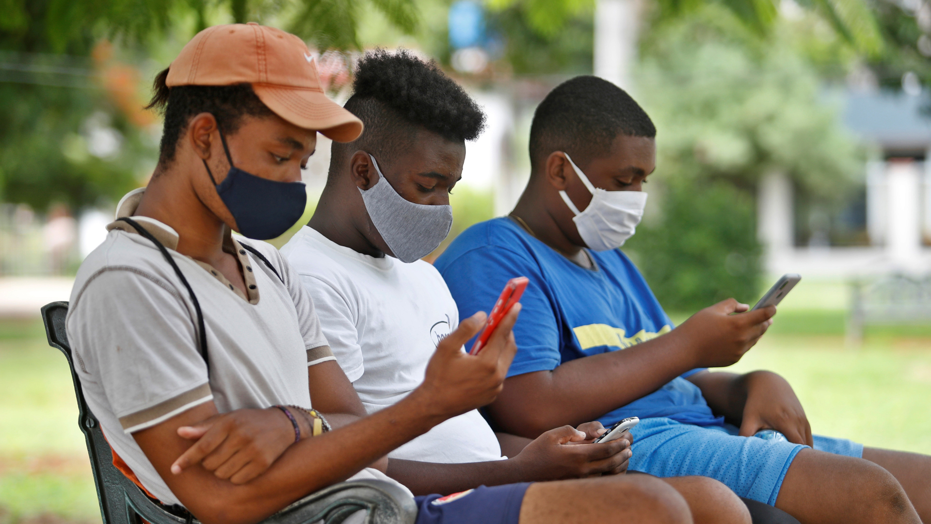 Alerta OPS transmisión intensa de COVID-19 en el Caribe - jovenes-en-zona-de-wifi-gratis-en-la-habana