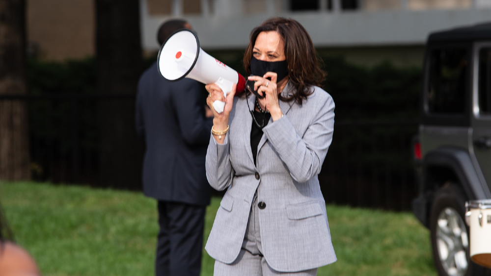 Kamala Harris enfrenta con cautela su debate contra Mike Pence
