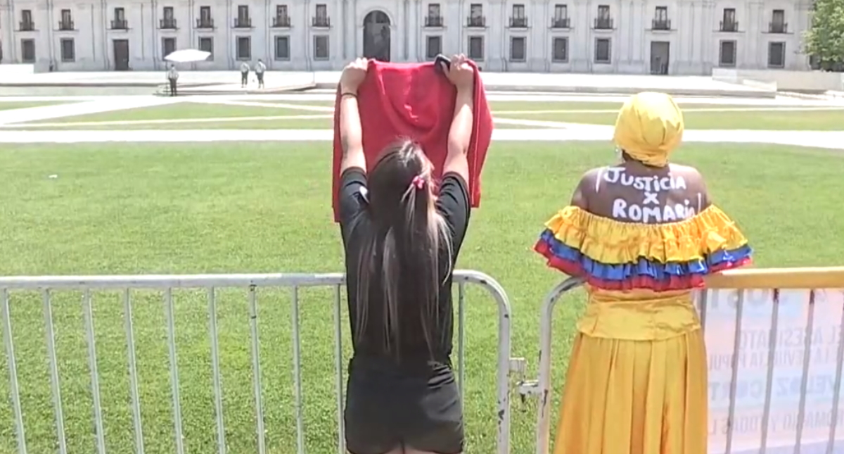 Madre de joven asesinado en protestas en Chile se desnuda para exigir justicia