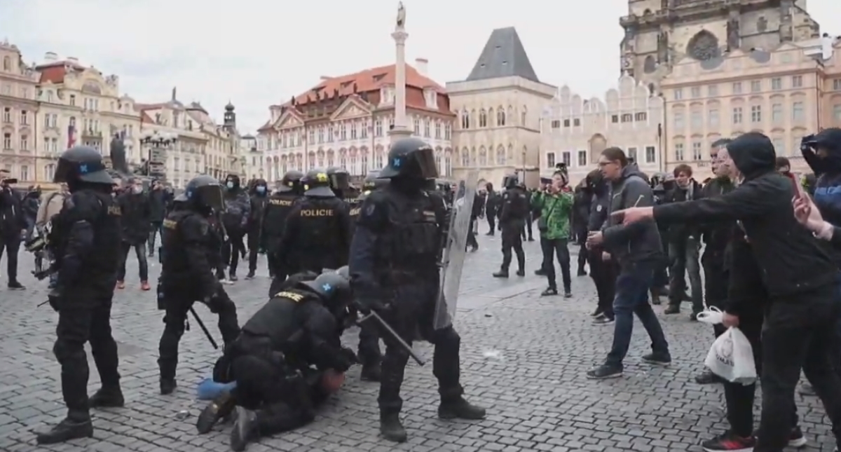 Disturbios en el centro de Praga por la suspensión del fútbol por COVID-19