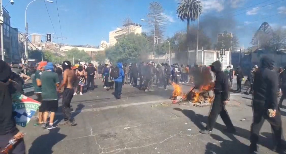 Protestas frente a la sede del Congreso en Valparaíso