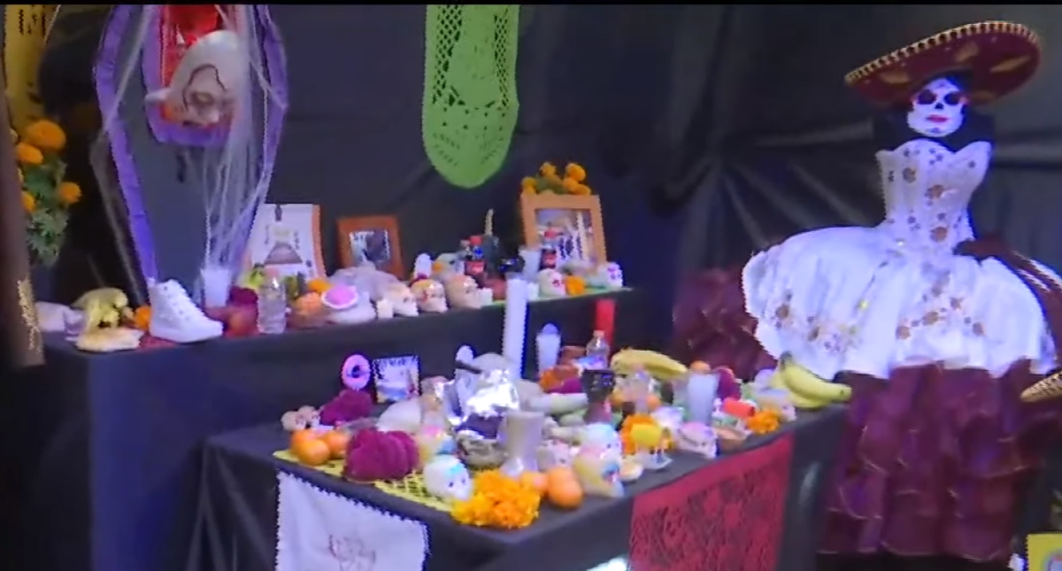Instalan ofrenda en Mercado de la Lagunilla