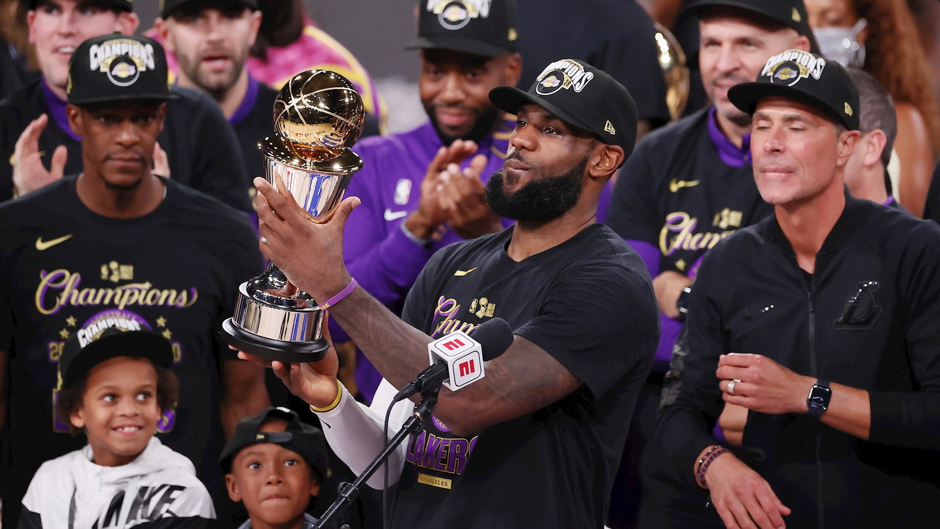 Con cuarto título y MVP, LeBron James continúa a la caza de Michael Jordan