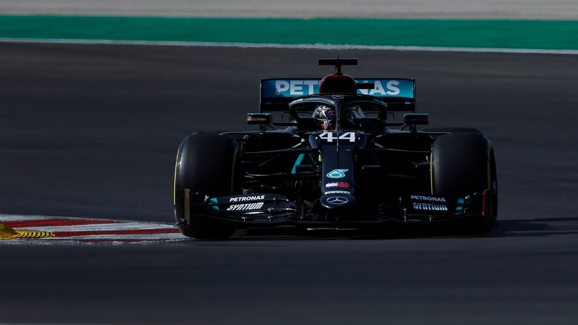 Hamilton arrebata la pole a Bottas en Portugal; ‘Checo’ Pérez saldrá quinto