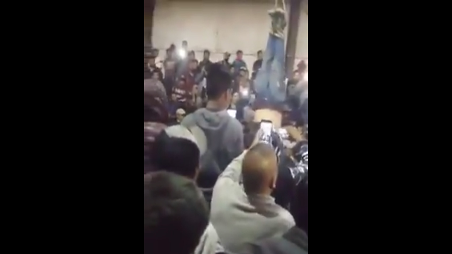 #Video Cuelgan en Uruapan a presunto asaltante para interrogarlo