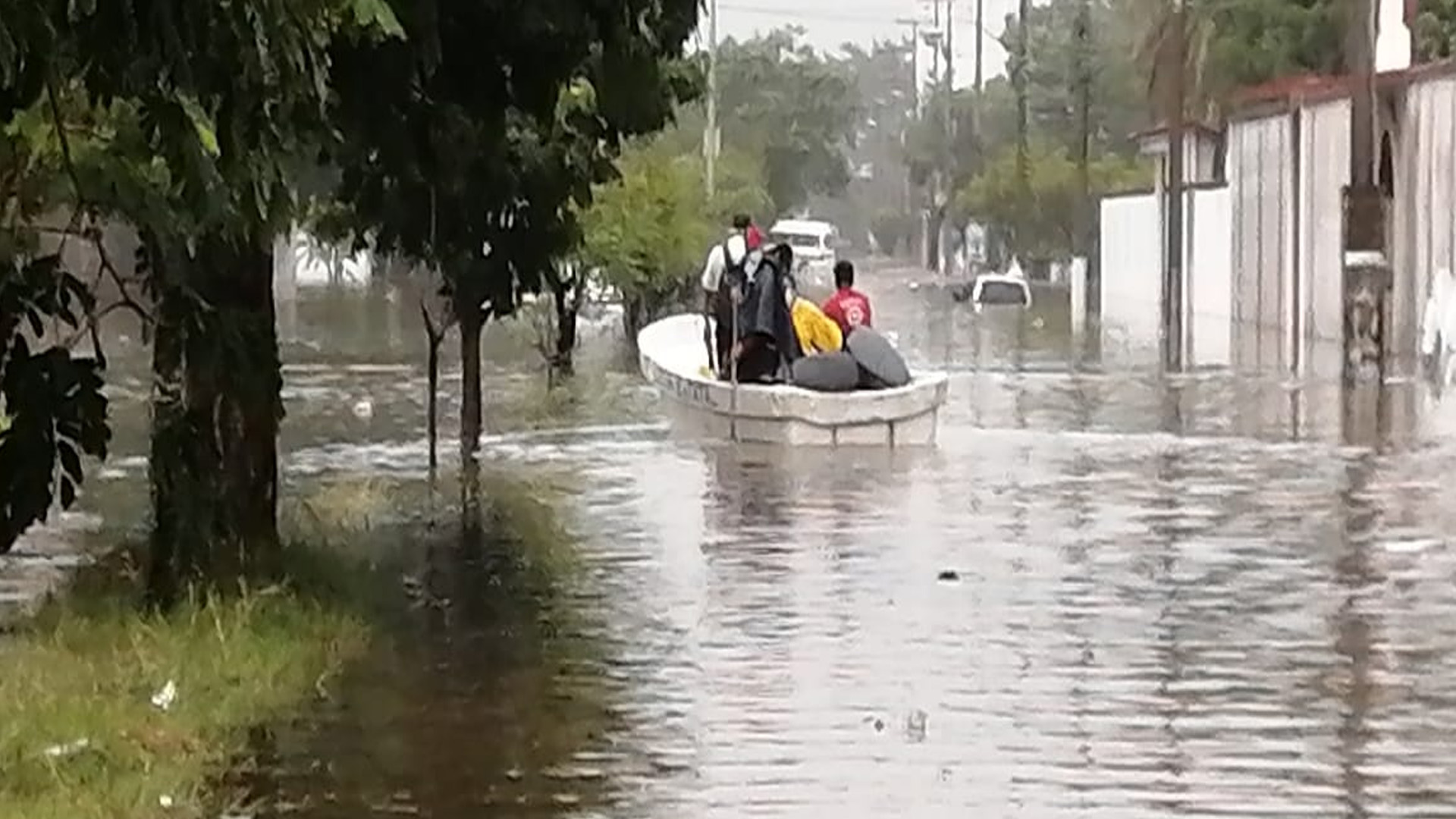 Daños en casas, comercios y viviendas por lluvias torrenciales en Villahermosa, Tabasco