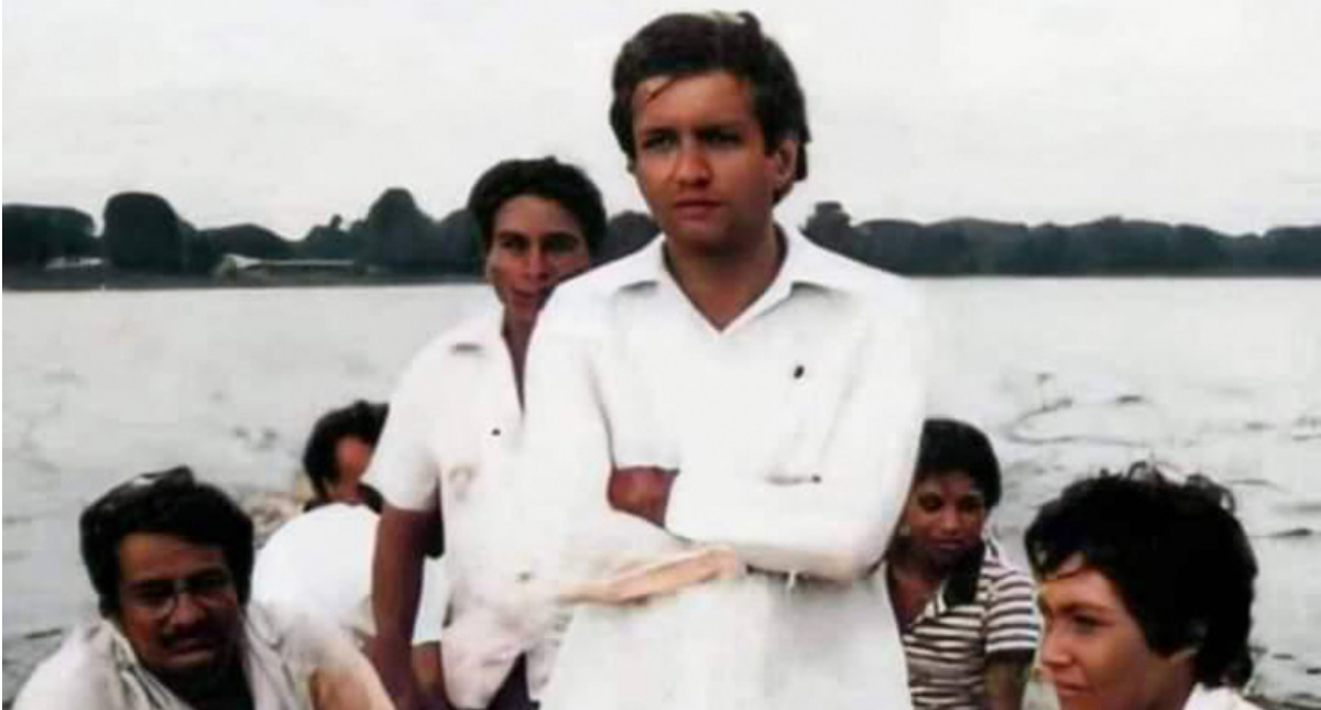 Regalan a López Obrador fotografía de su juventud en gira por el sureste