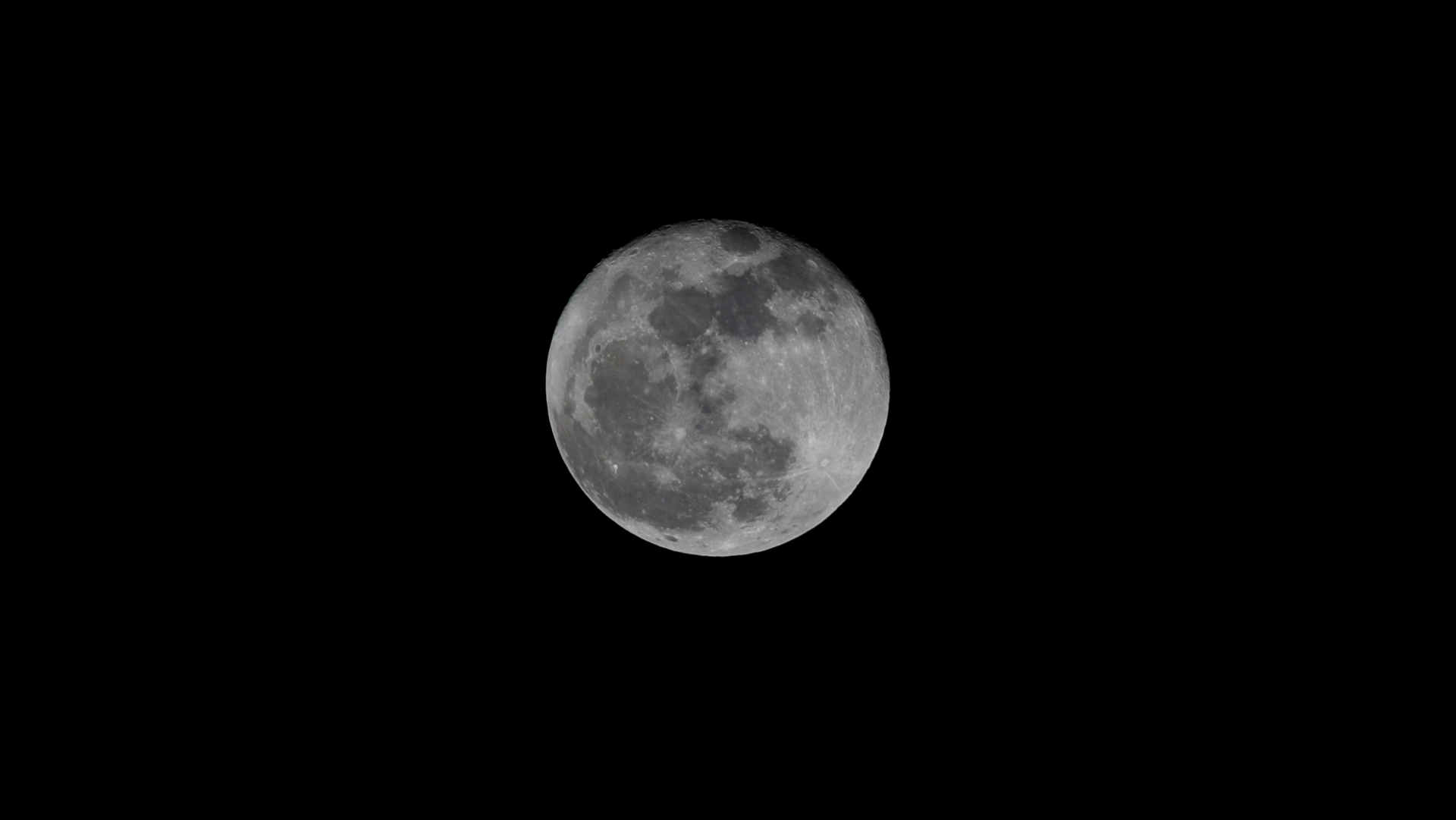 Hallan datos inequívocos de agua en la Luna y bolsas que pueden albergarla