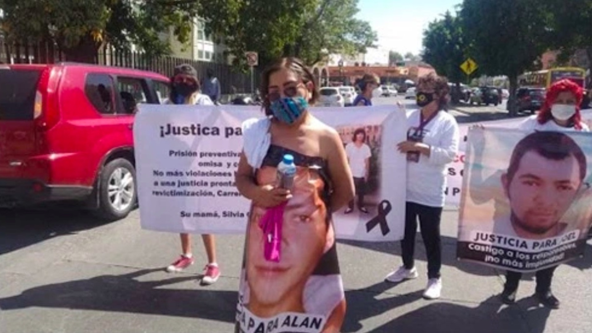 #Video Mujer ingresa desnuda a Fiscalía de San Luis Potosí para exigir esclarecimiento del asesinato de su hijo