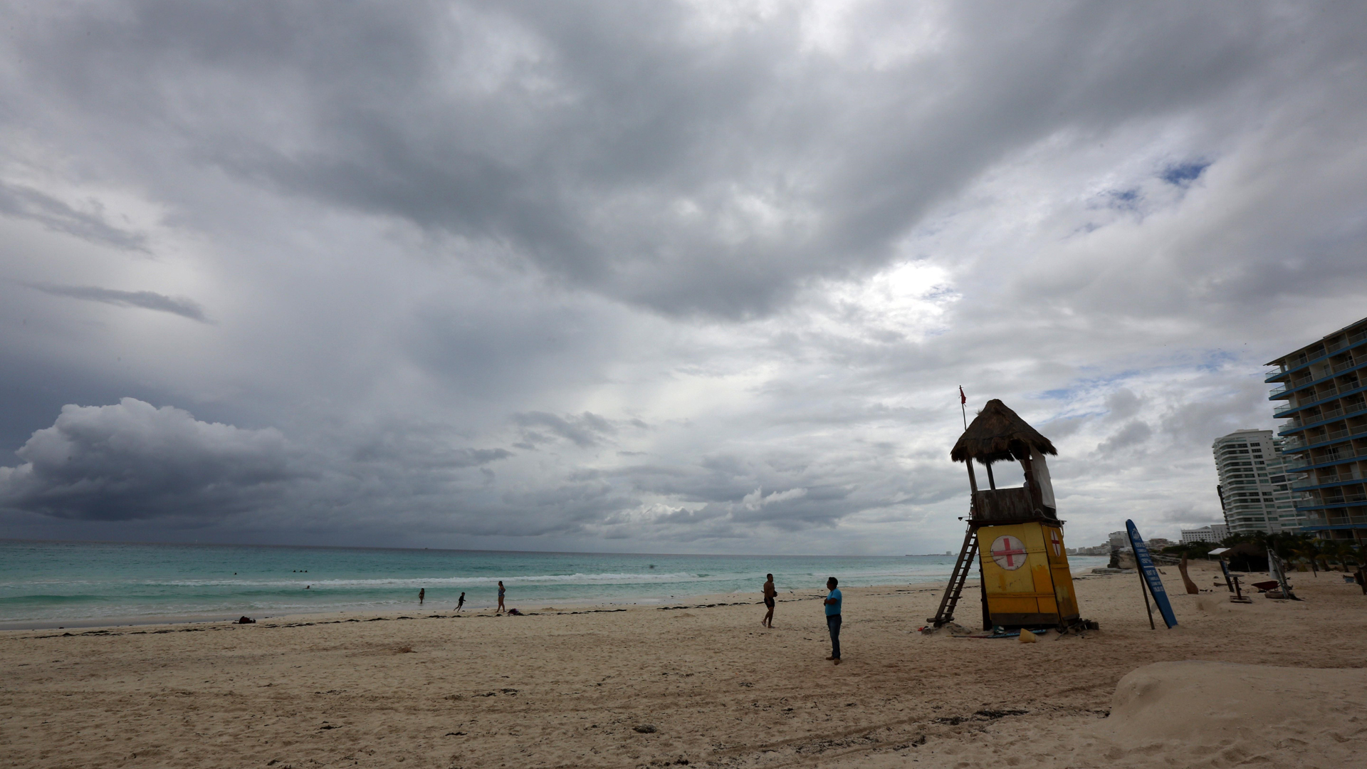 Delta pierde intensidad previo a tocar tierra en Quintana Roo; mantiene potencial devastador