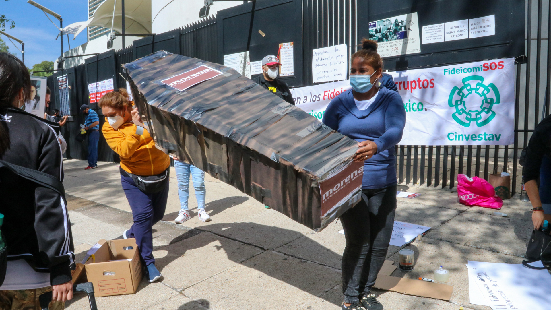 Piden científicos internacionales a legisladores de México mantener fideicomisos de Ciencia - manifestacion-afuera-el-senado-contra-extincion-de-fideicomisos