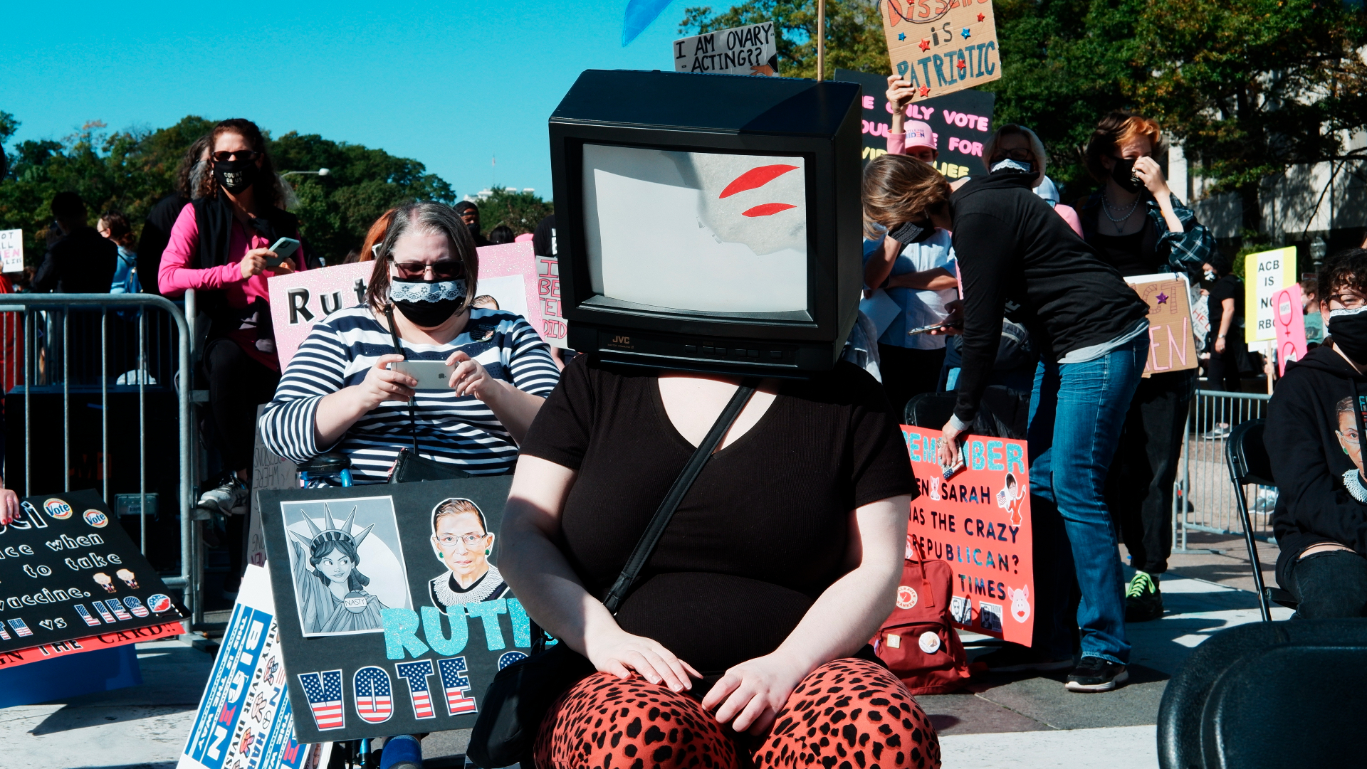 Miles de mujeres protestan en EE.UU. contra jueza nominada por Trump para Tribunal Supremo