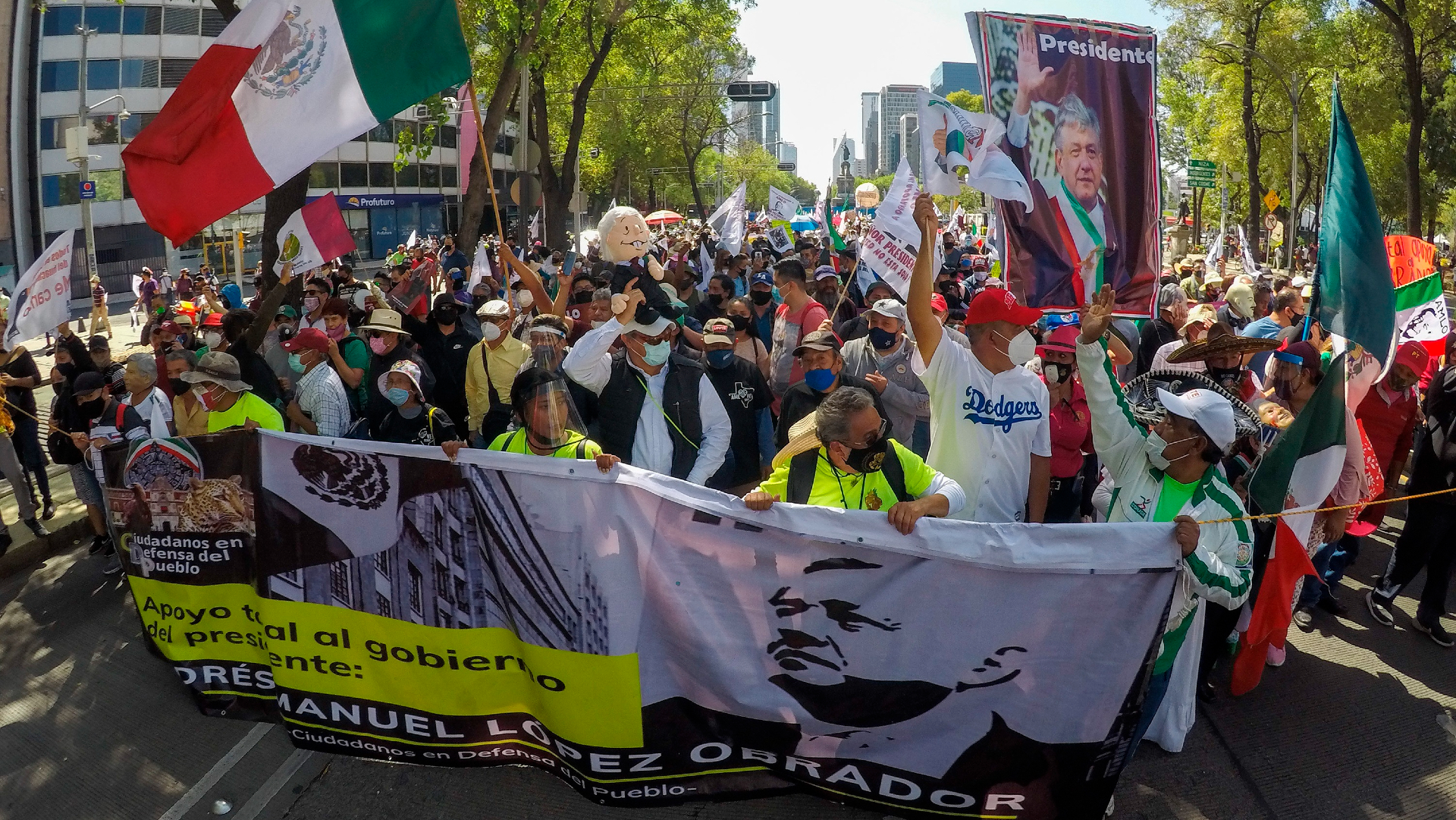 Simpatizantes de AMLO marchan del Ángel al Zócalo sin incidentes
