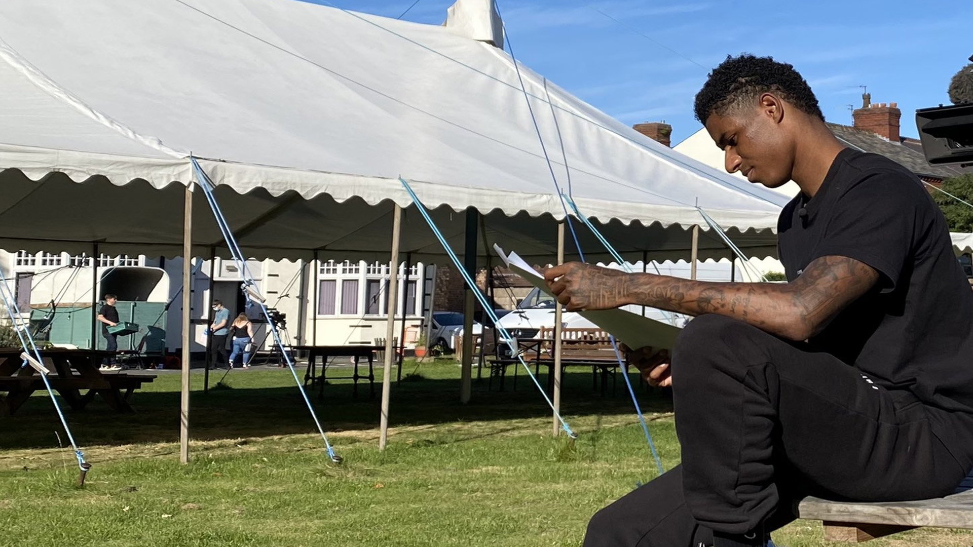 Condecora Reina Isabel a delantero del Manchester United por campaña contra la pobreza infantil