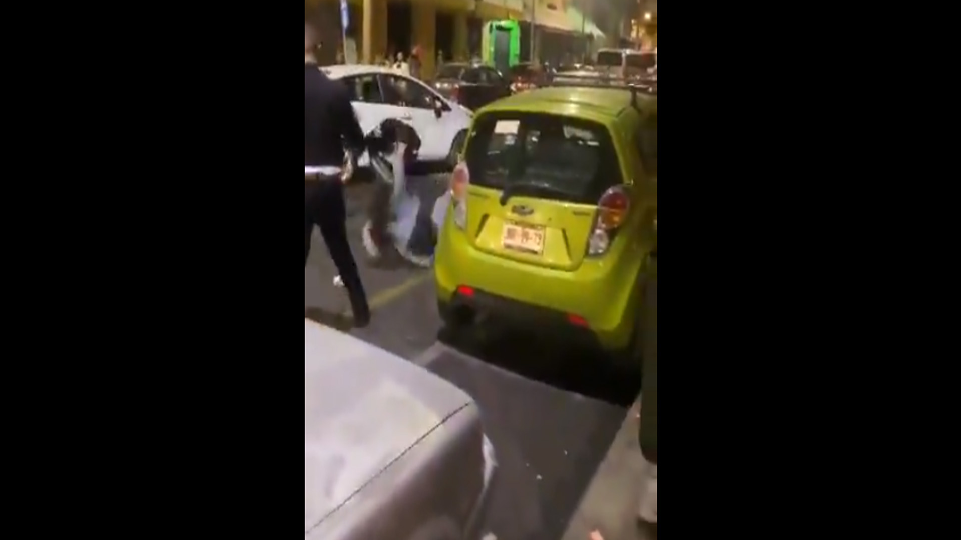 #Video Mariachis protagonizan riña con grupo de personas en Guadalajara