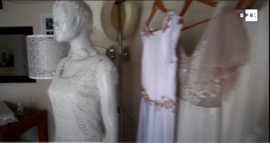 Cubrebocas de seda, la apuesta de una joven para bodas durante la pandemia