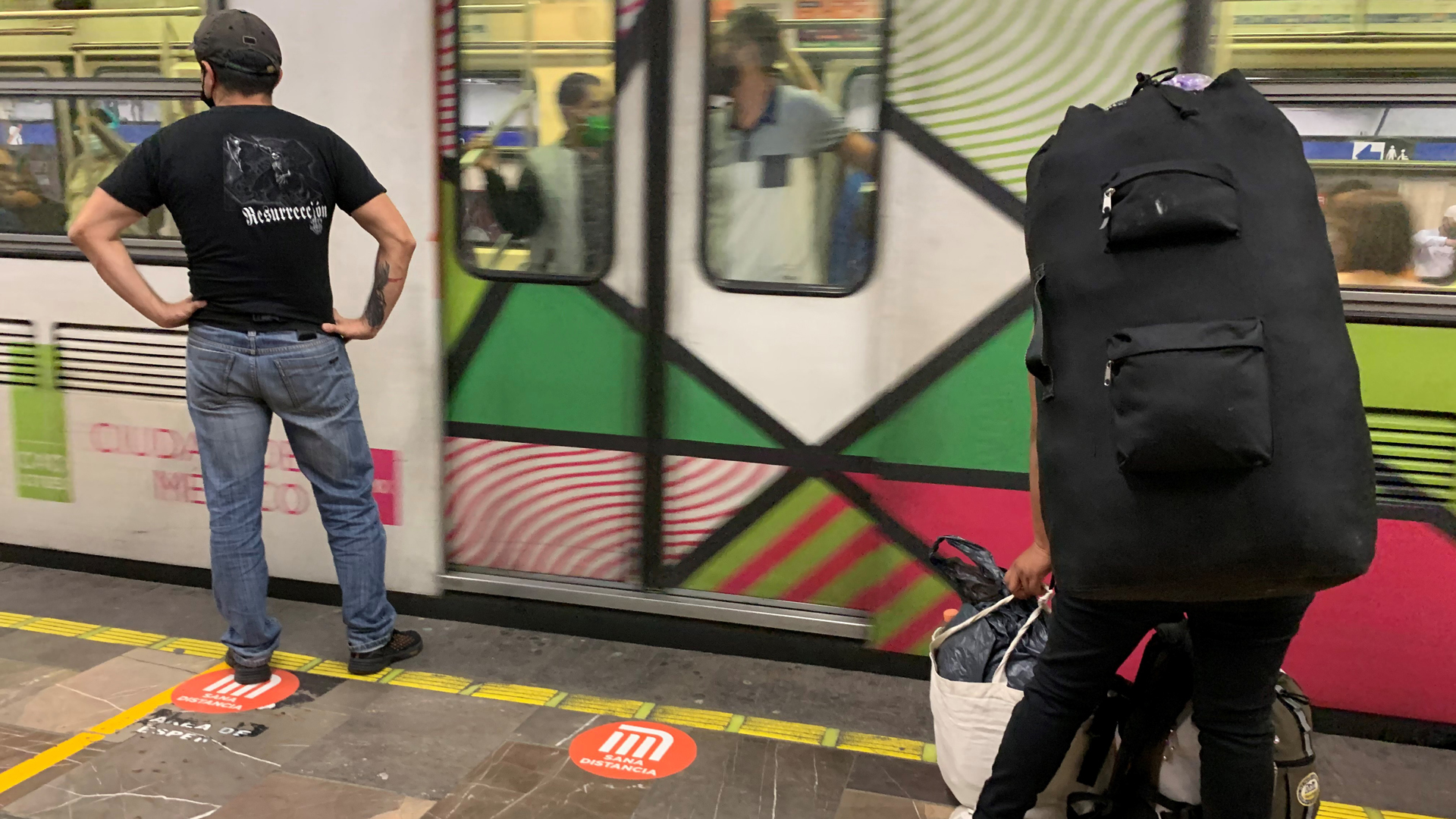 Agreden a policías al interior del Metro por detener a comerciantes informales