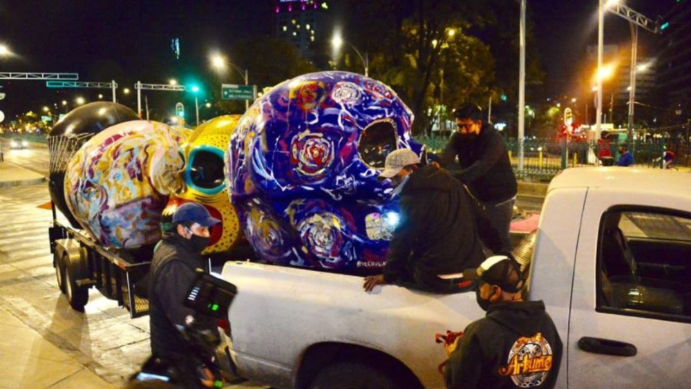 Retiran Mexicráneos de Paseo de la Reforma