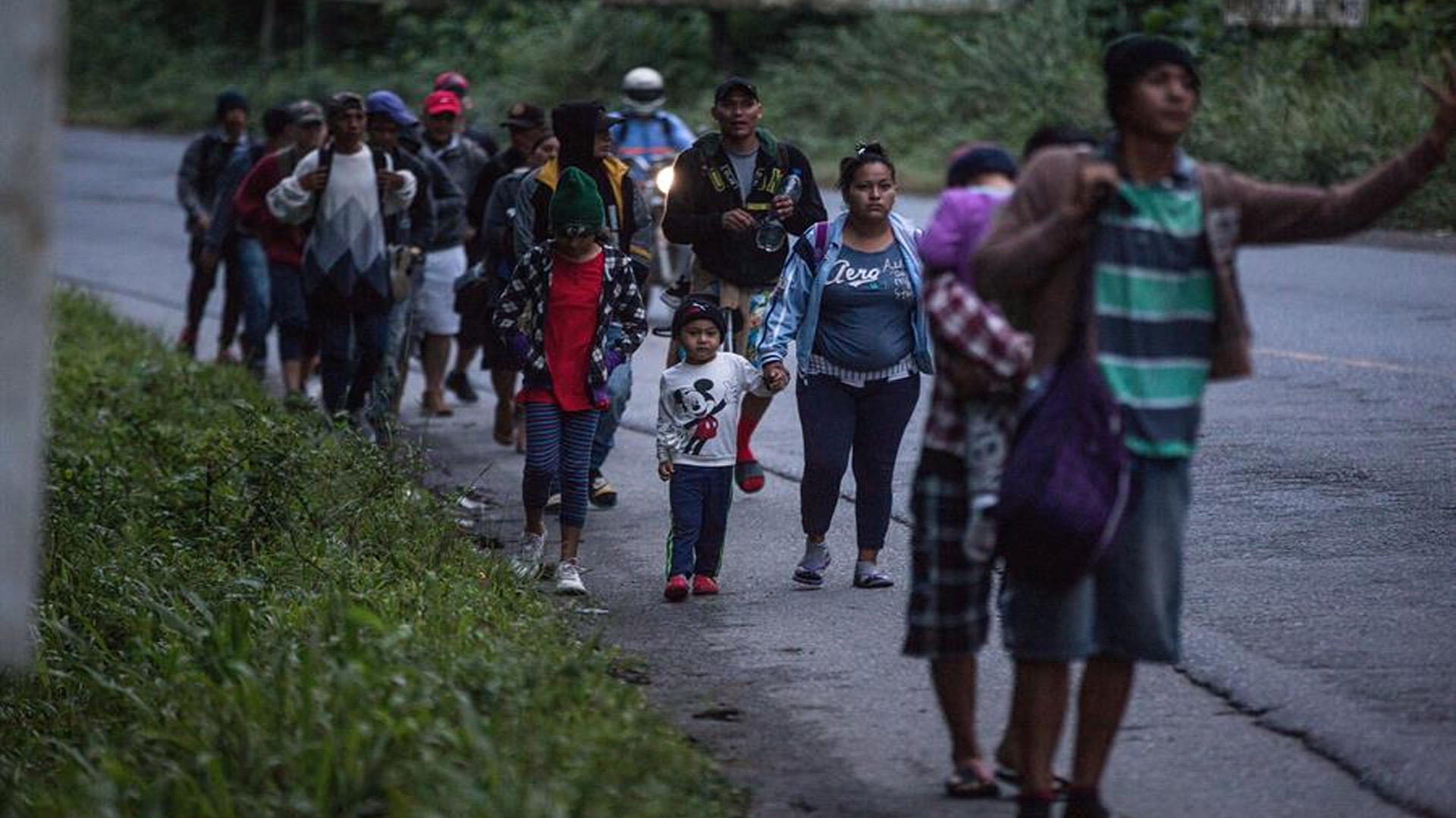 Caravana de migrantes hondureños avanza por Guatemala