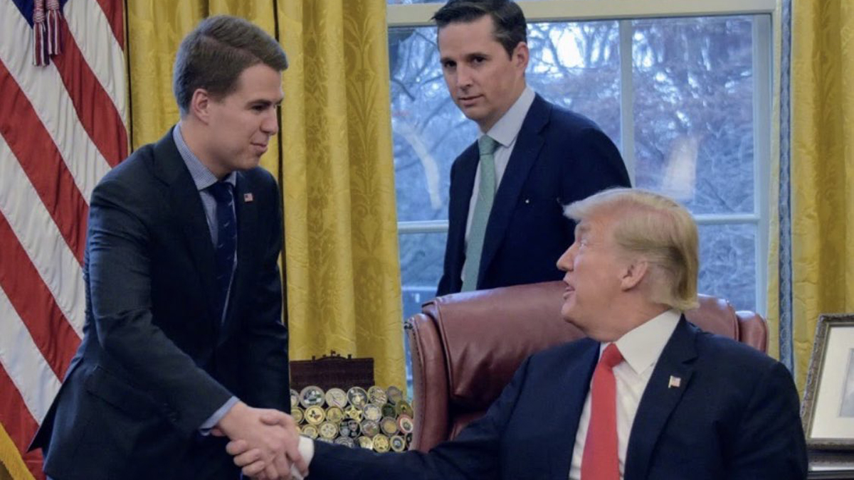 Exfuncionario de Seguridad Nacional se identifica como autor de críticas a Trump