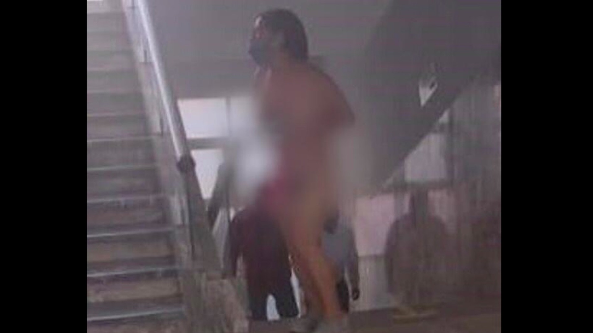 #Video Mujer ingresa desnuda a Fiscalía de San Luis Potosí para exigir esclarecimiento del asesinato de su hijo - mujer-se-denuda-en-fiscalia