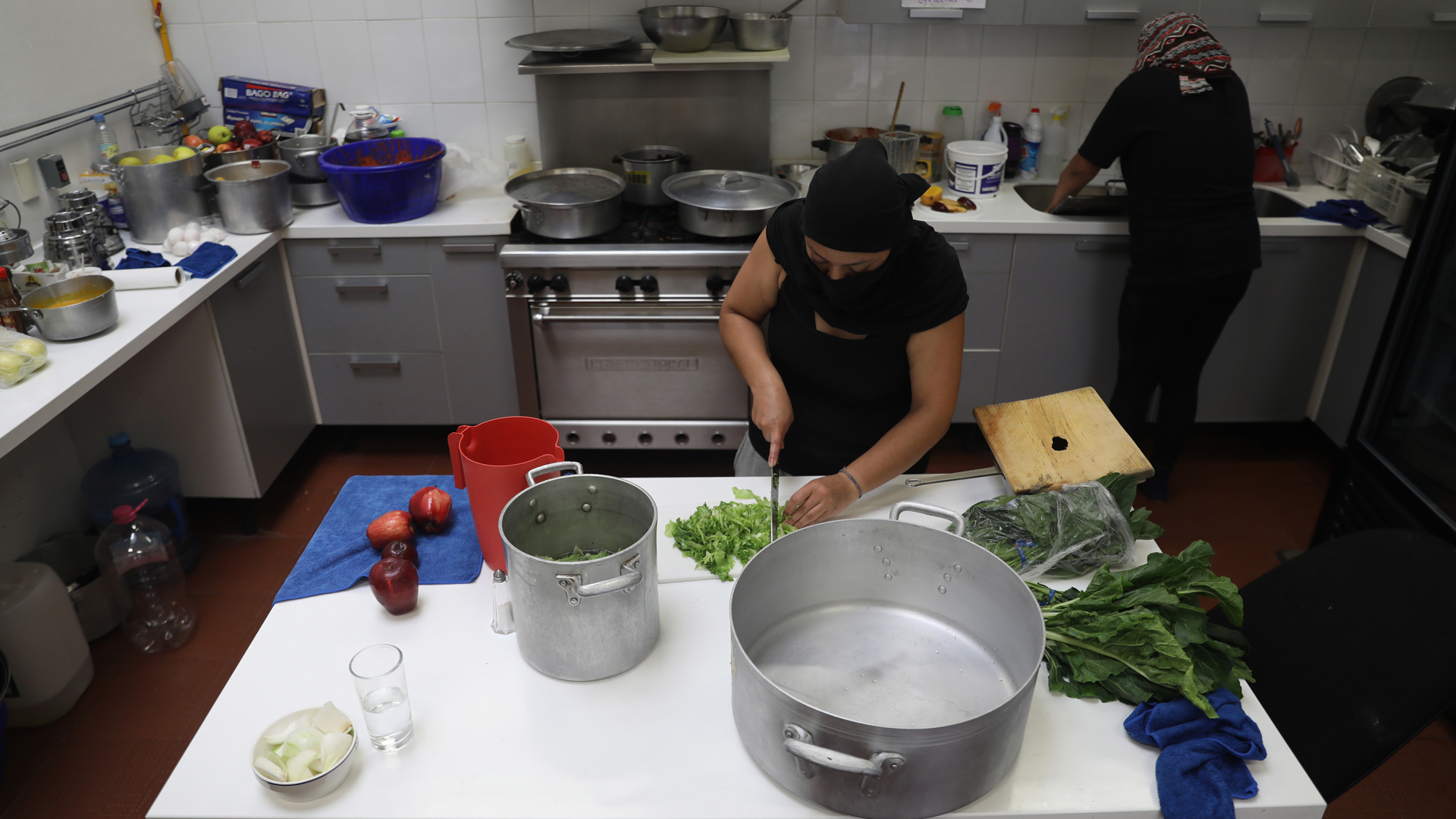 Cumple un mes toma de CNDH en CDMX; feministas descartan irse - mujeres-cocinan-para-quienes-mantienen-ocupada-la-cndh