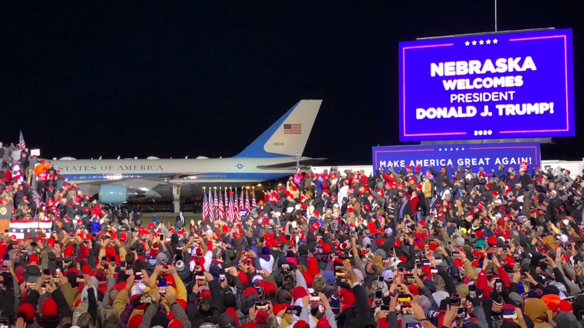 #Video Seguidores de Trump permanecieron horas en el frío tras mitin en Nebraska