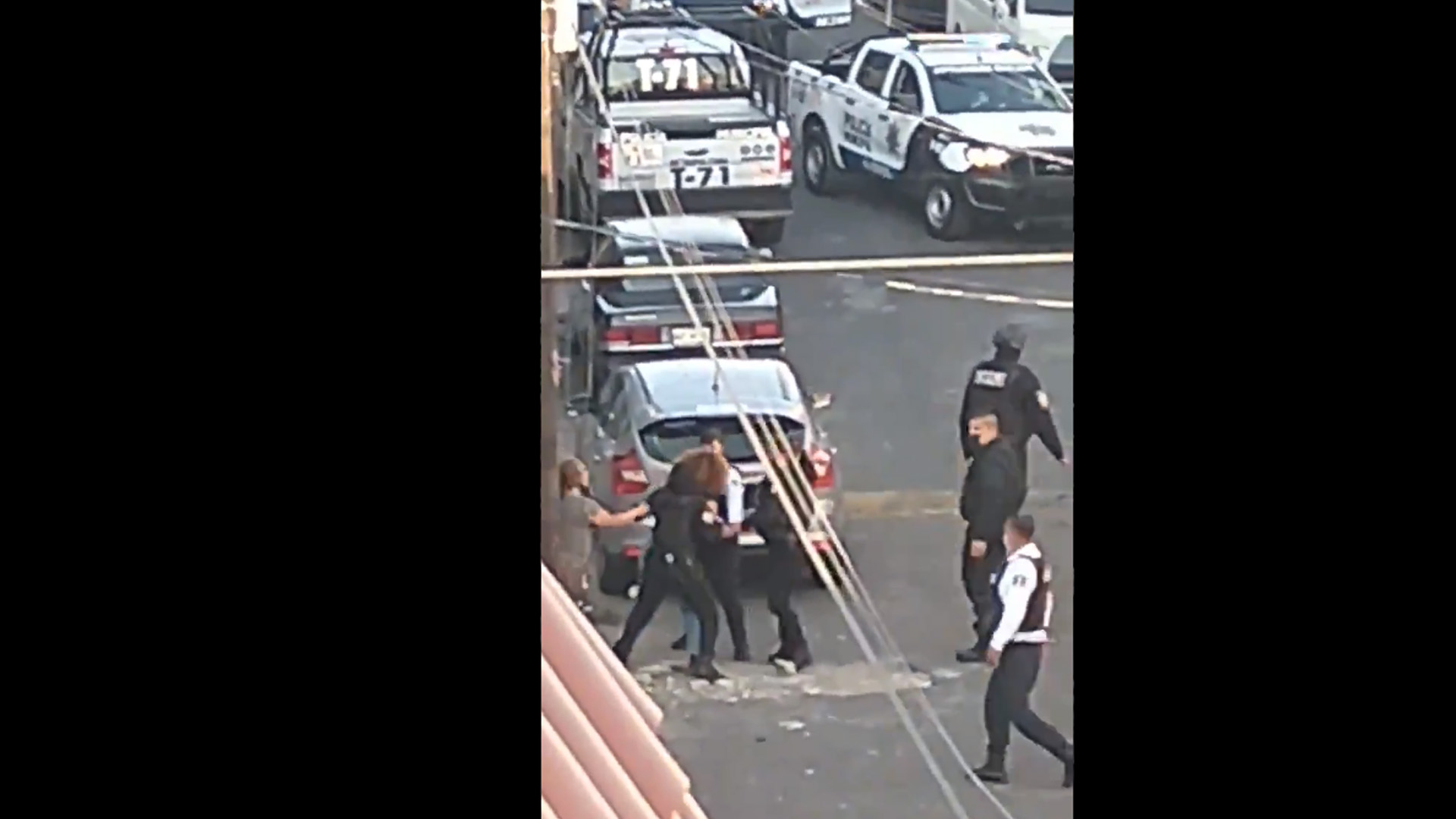 #Video Policía Municipal de Nezahualcóyotl realiza disparos al aire durante detención