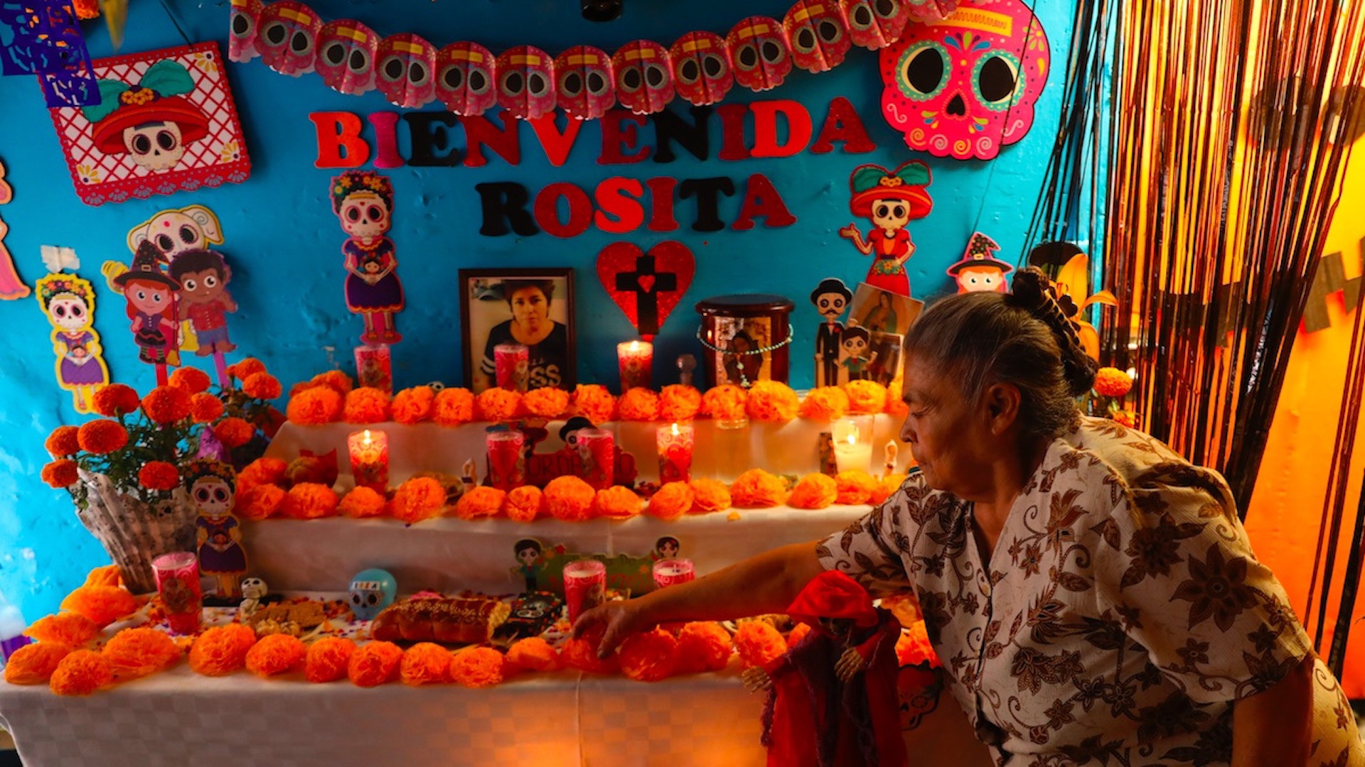 México celebra un Día de Muertos atípico con panteones cerrados por pandemia - ofrendas-en-mexico