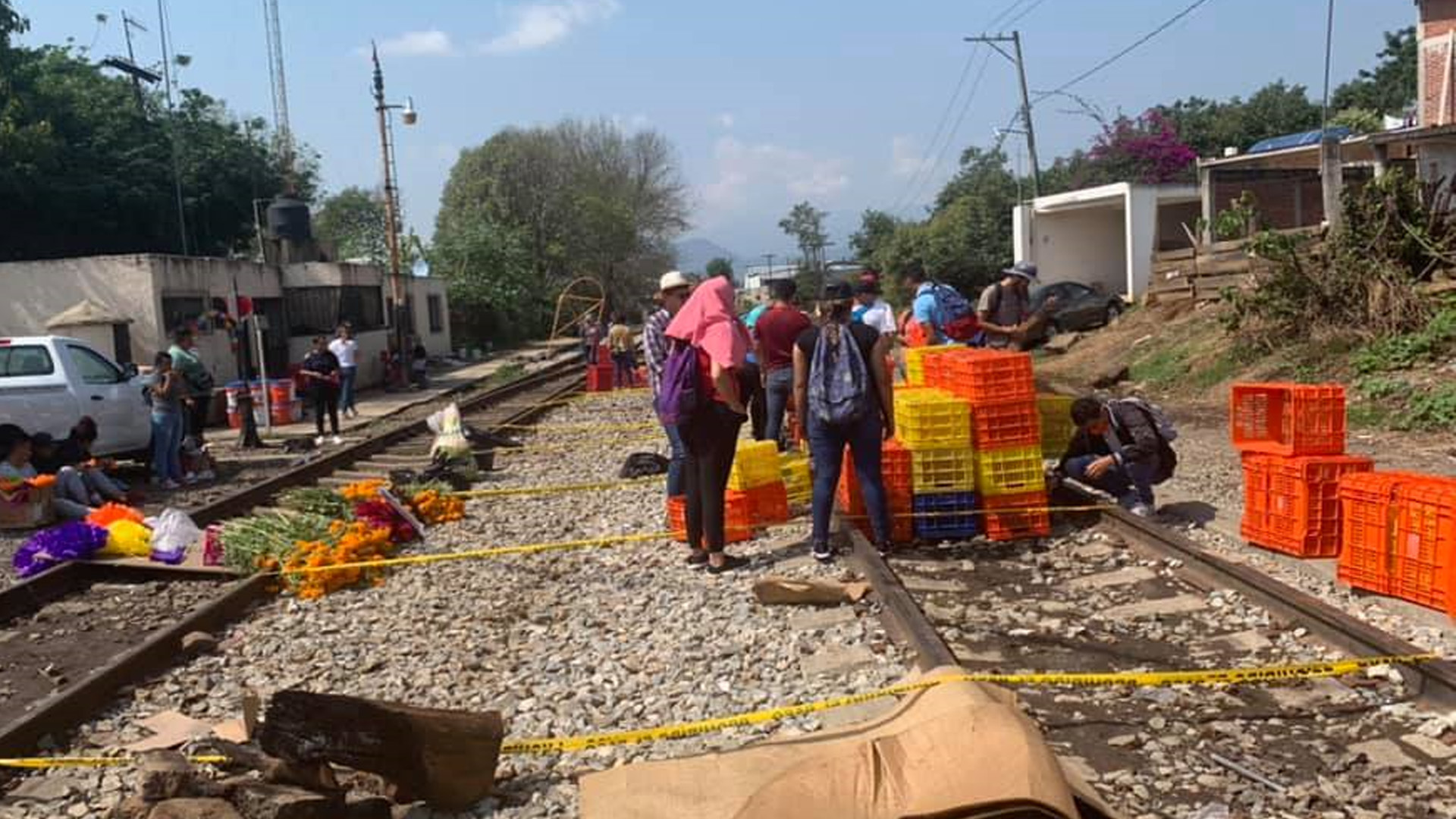 Estudiantes normalistas ponen ofrendas en vías del tren en Michoacán para apoyar a maestros de la CNTE
