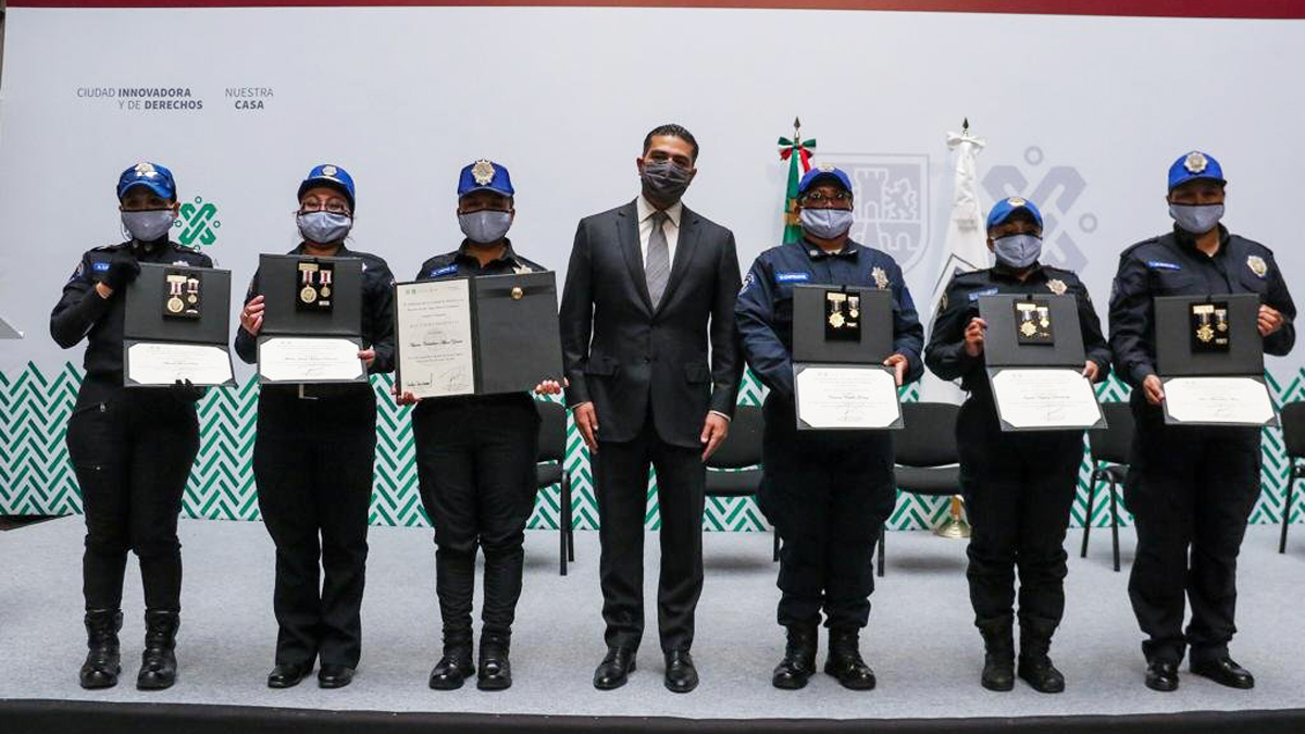 Ascenderán en CDMX a mujeres policía que participaron en contención de marchas feministas - omar-garcia-harfuch-con-mujeres-policias-del-grupo-atenea