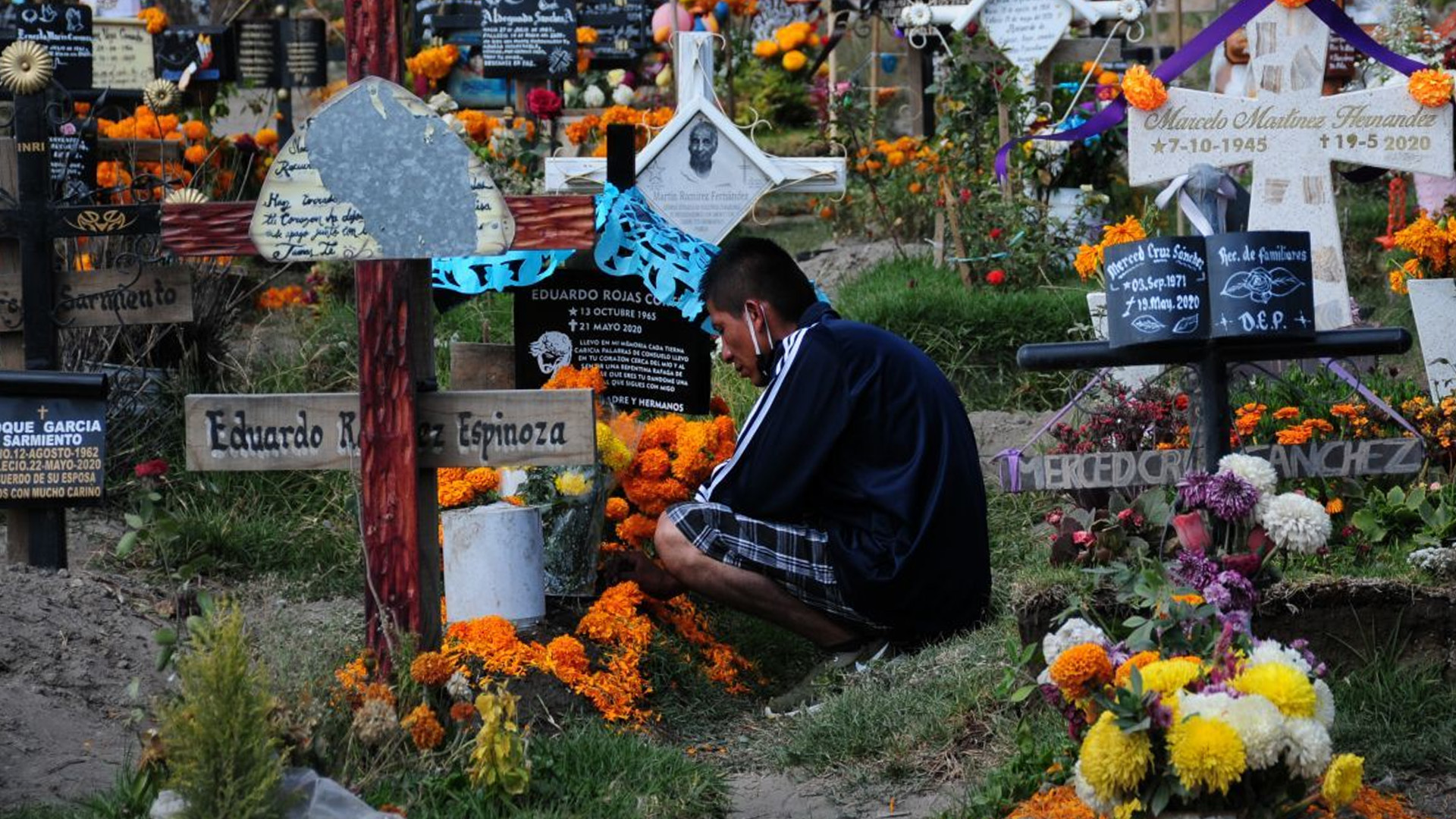 Pobladores de Chalco apuran a limpiar tumbas antes del cierre de panteones en Día de Muertos por COVID-19 - panteones2-1