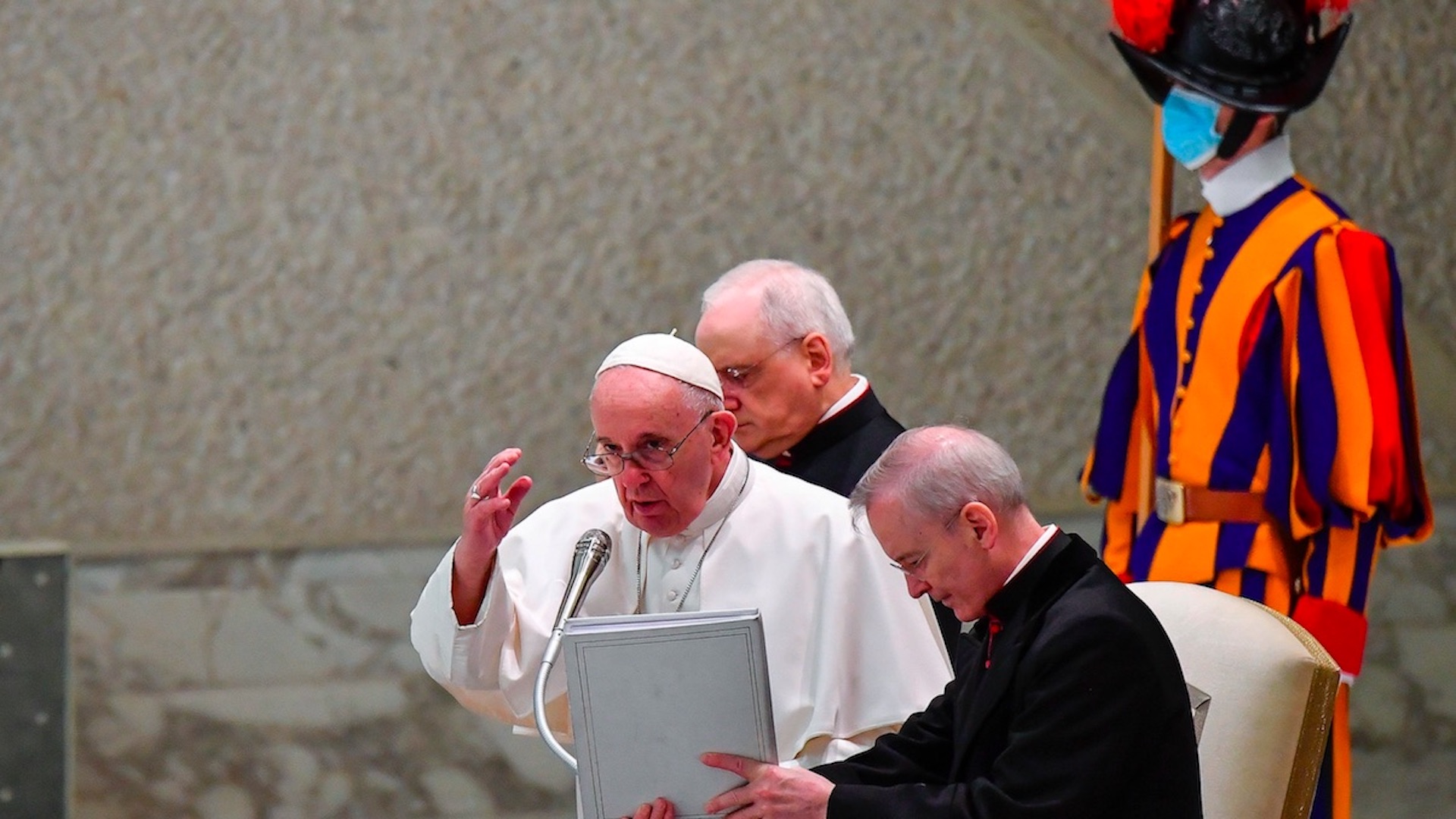 Misas de difuntos y Navidad en el Vaticano serán con pocos fieles o a puerta cerrada