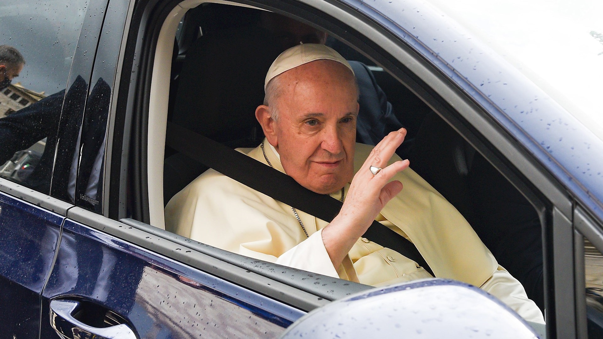 El papa firma su encíclica “Fratelli tutti” ante la tumba de San Francisco