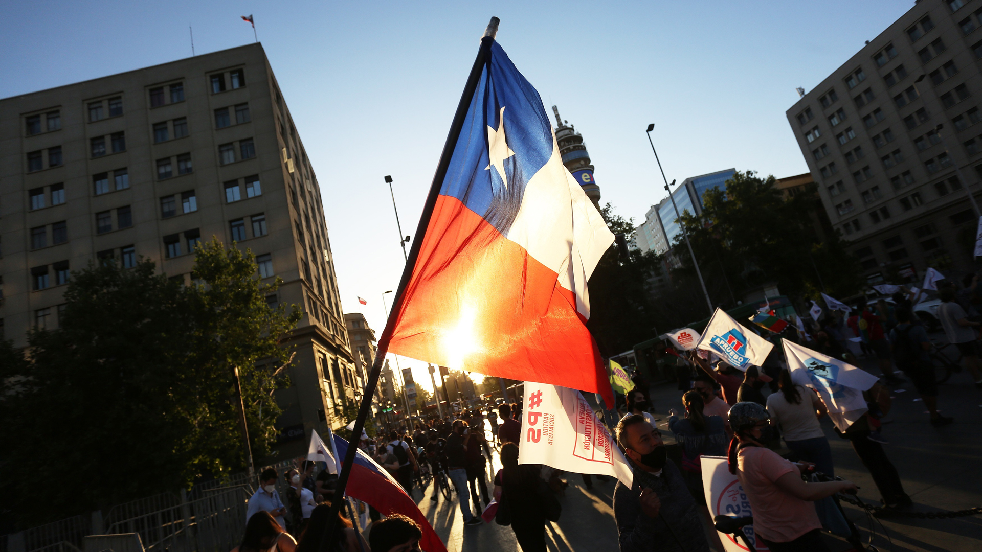 Protesta para pedir renuncia de Piñera termina con incidentes entre manifestantes y Policía en Chile Protesta para pedir renuncia de Piñera termina con incidentes entre manifestantes y Policía en Chile