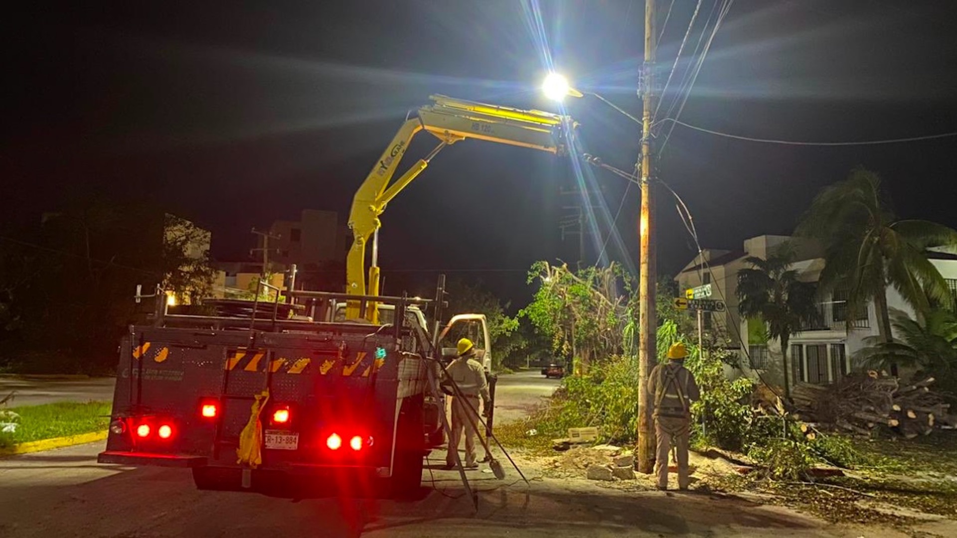 Continúa recuperación en la Península de Yucatán tras paso del huracán Delta; restablecen electricidad a usuarios afectados