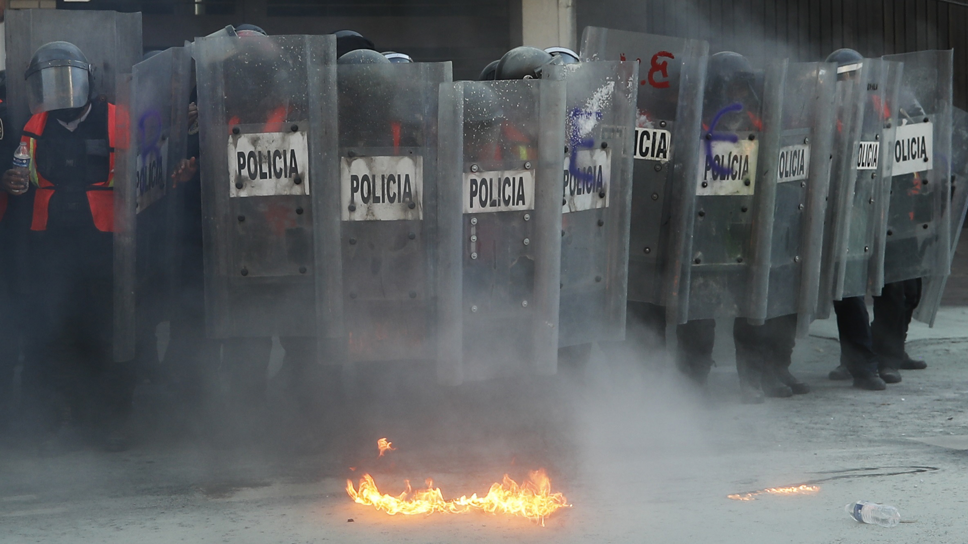 Seis heridos en CDMX durante marcha por el 2 de octubre - policias-en-formacion-en-atencion-a-manifestacion-por-el-2-de-octubre