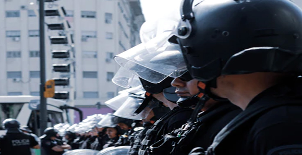 Al menos 16 policías capitalinos intoxicados por consumir raciones durante curso