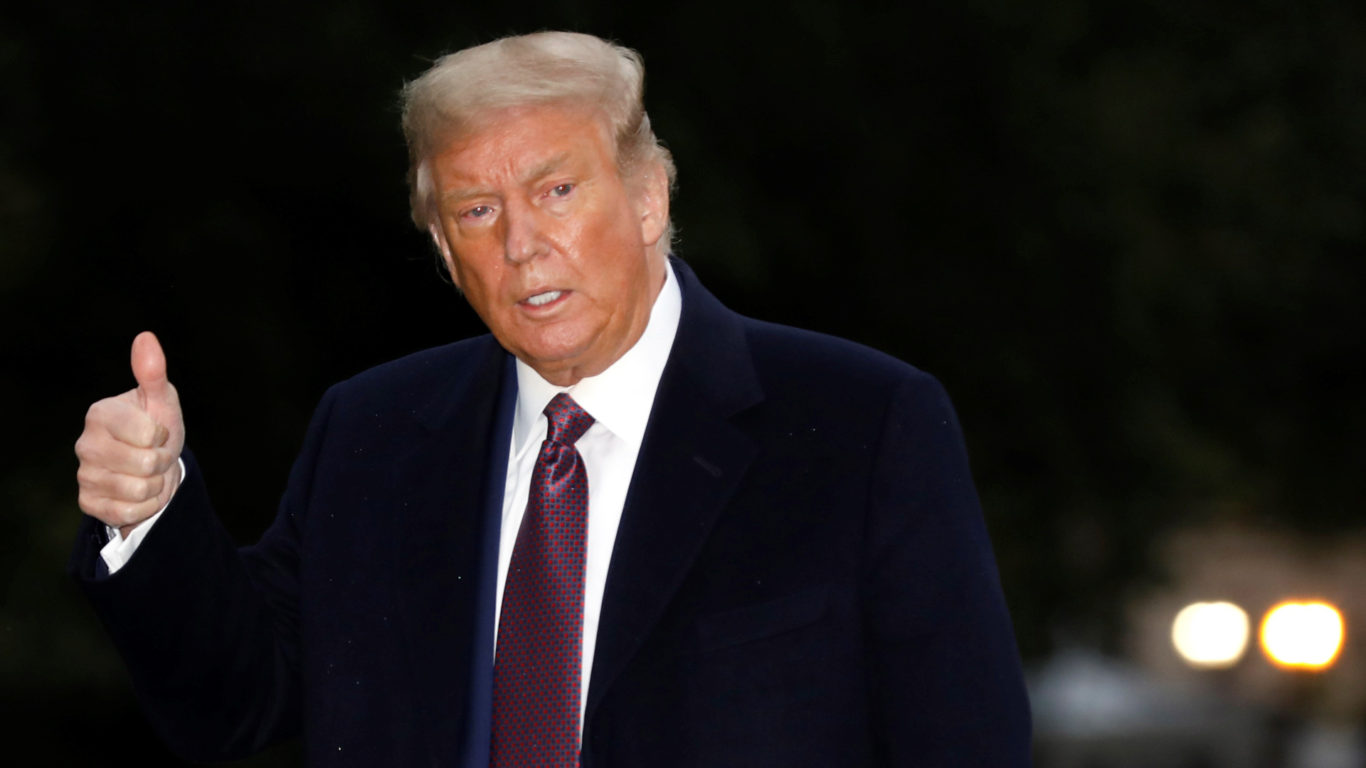 Asesora de la Casa Blanca da positivo a COVID-19; viajó con Trump en avión presidencial