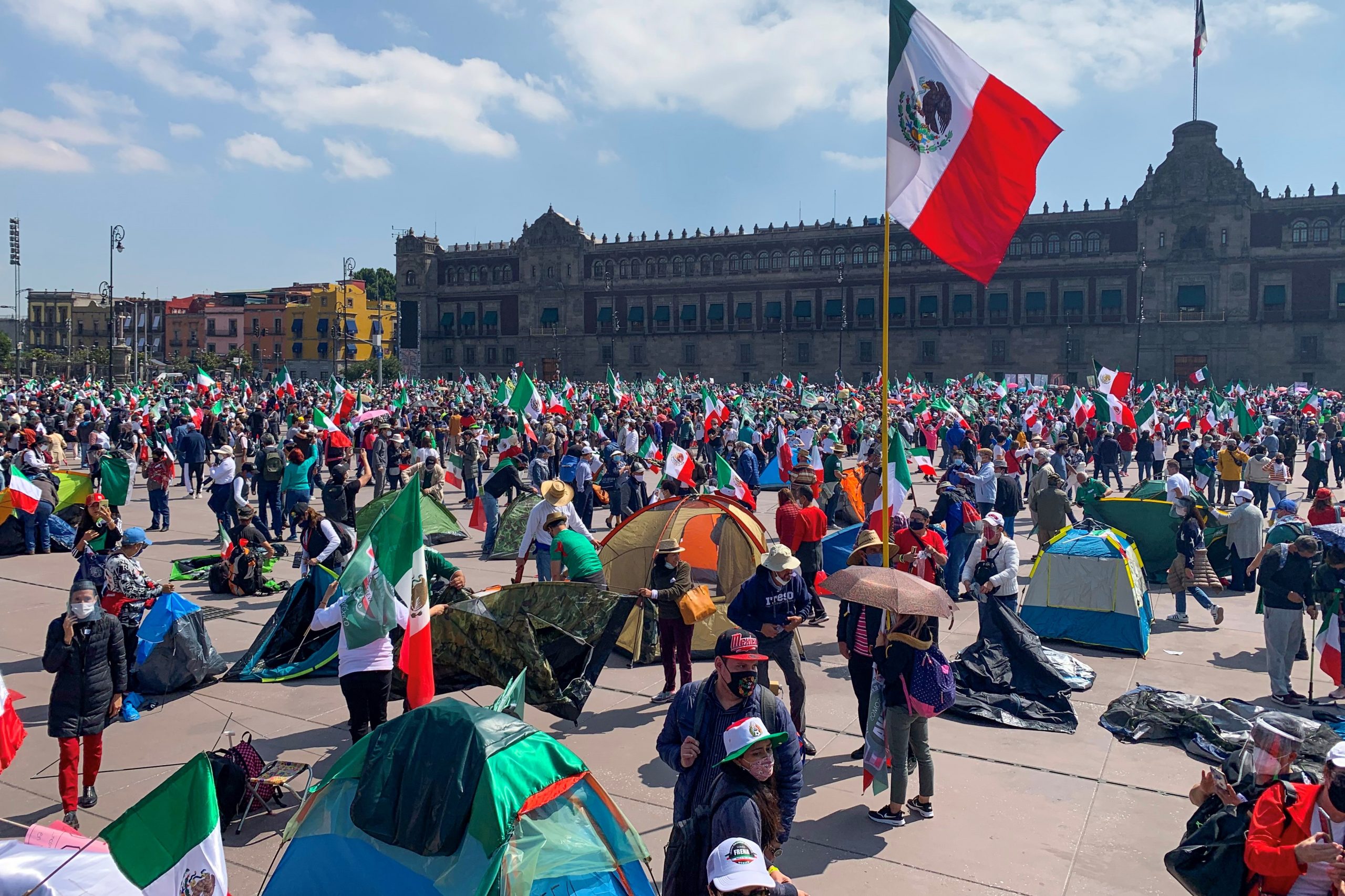 #Video Cuestiona Sheinbaum si protesta de FRENAAA en el Zócalo es un 'performance' - protesta-frenaaa-amlo-zocalo-scaled