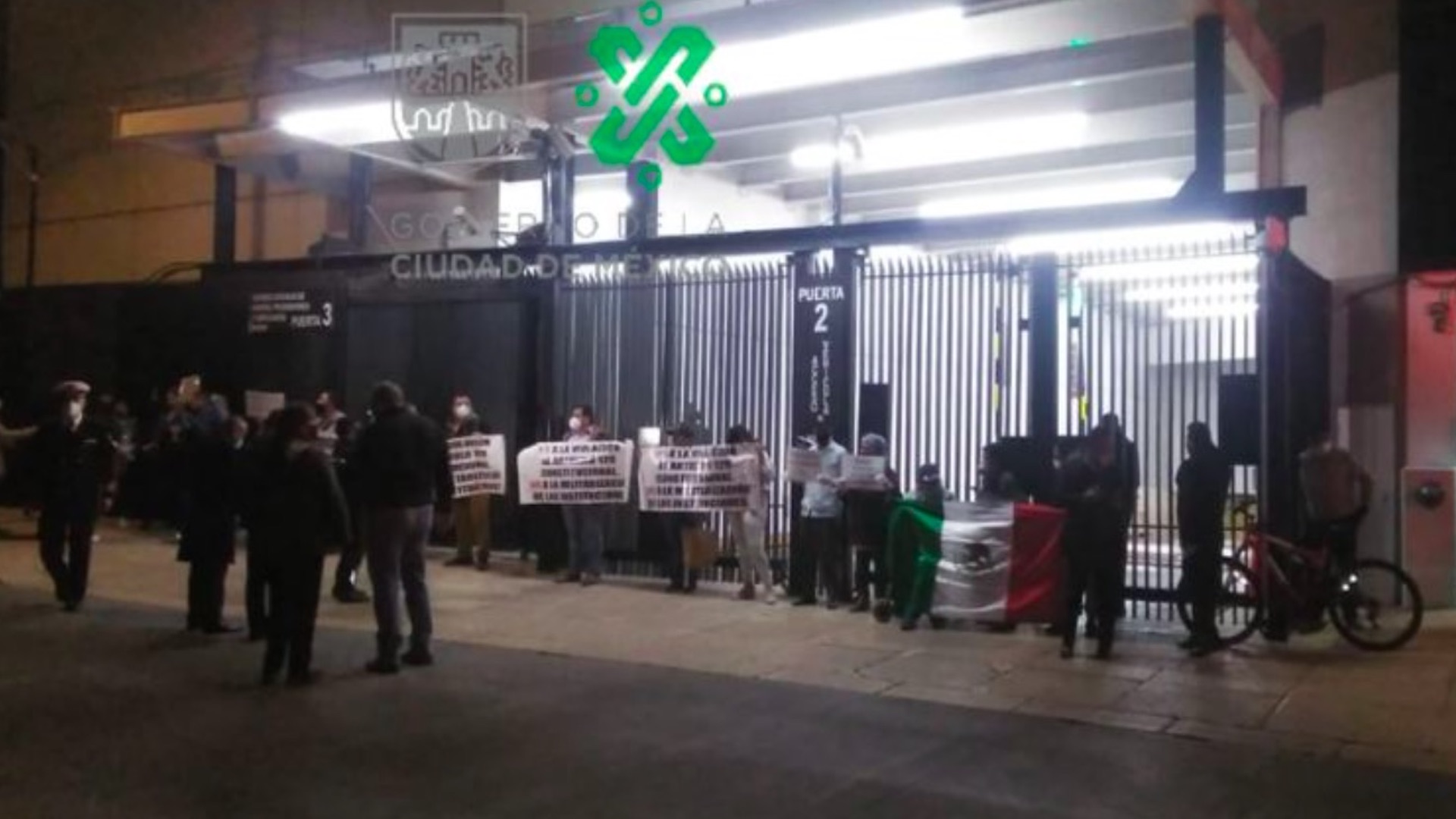 Oficialmente el Senado extingue Fondos y Fideicomisos. Aprueban en lo general y en lo particular su desaparición - protesta-senado