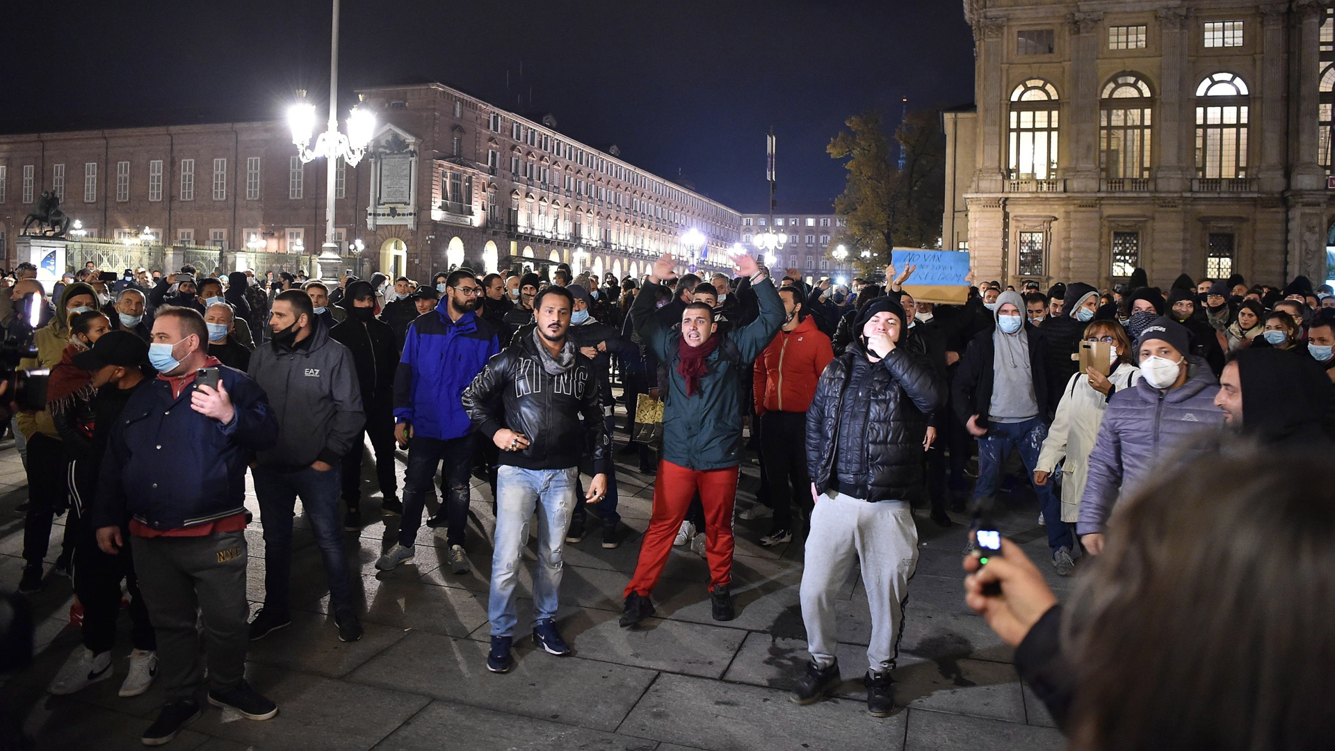Respalda OMS protestas contra restricciones por COVID-19 si son pacíficas y ordenadas - protestas-en-italia-por-medidas-contra-covid-19