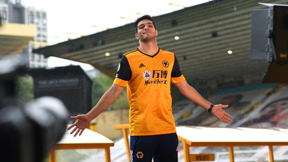 Robert Plant regala disco autografiado a Raúl Jiménez