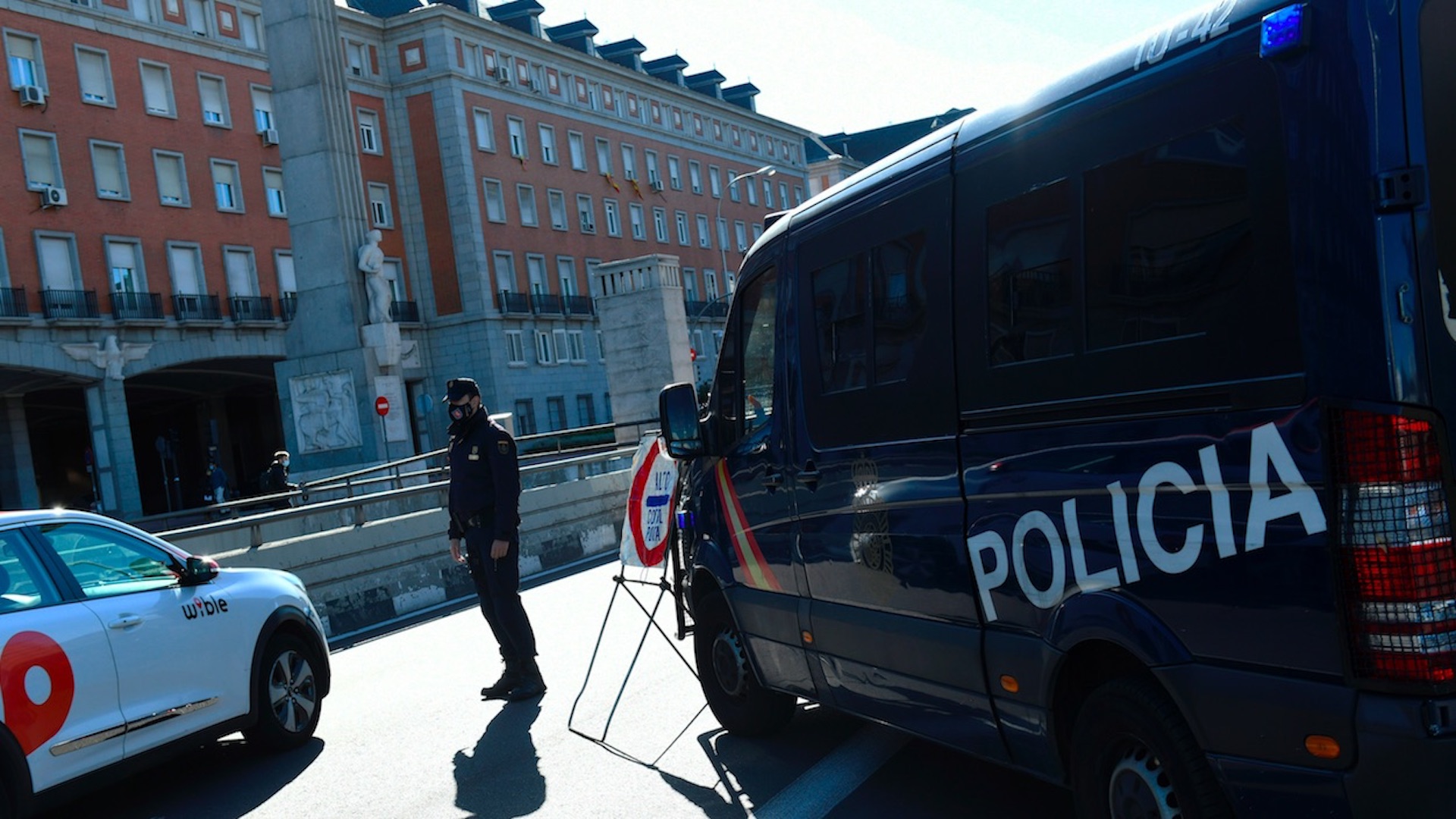 Restringen entrada y salida de Madrid para frenar incremento de contagios de COVID-19