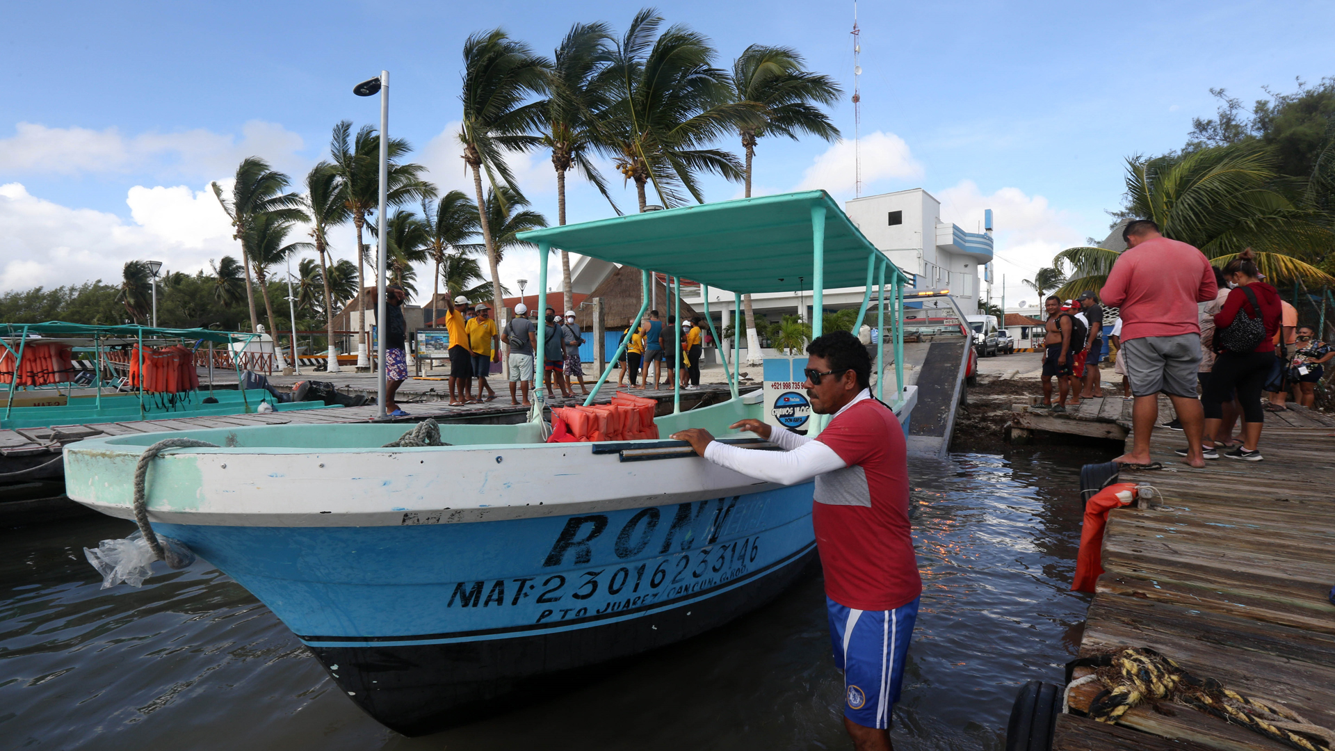 Quintana Roo y Yucatán sienten el impacto del Huracán Delta; mantiene amenaza de tormentas con potencial catastrófico