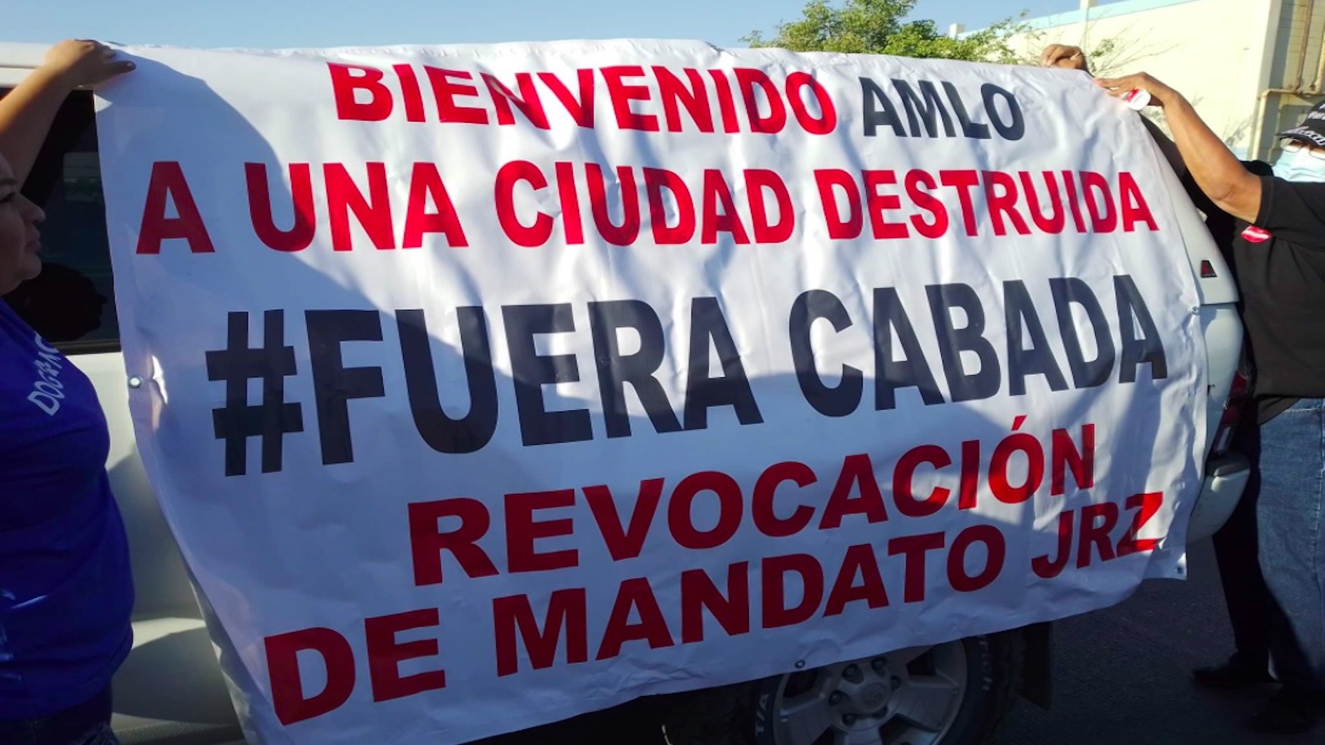 Protestan por agua durante llegada de López Obrador a Ciudad Juárez, Chihuahua - revocacion-de-mandato-cabada