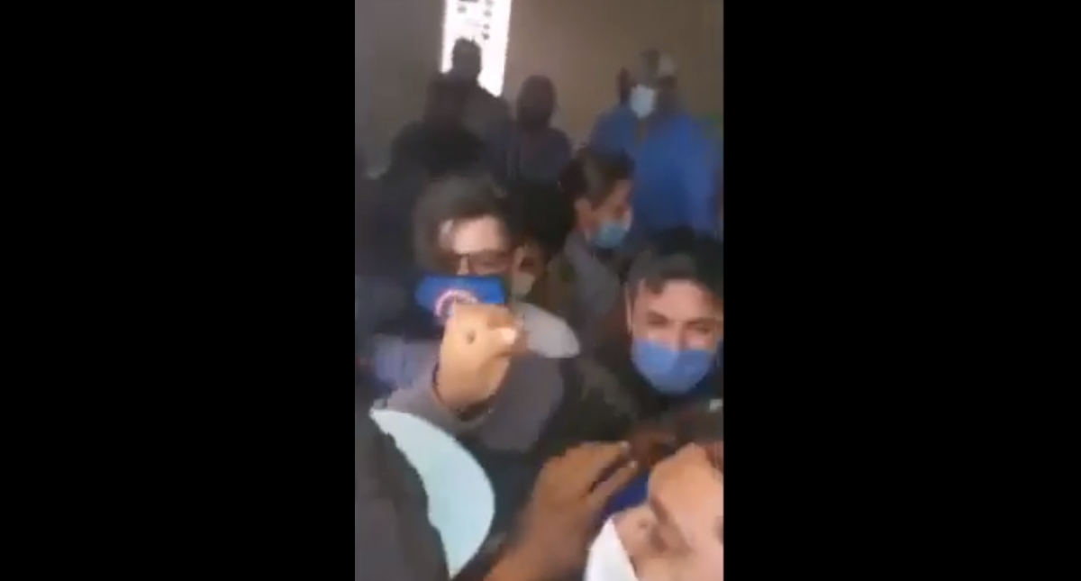 #Video Riña por bodega en Hidalgo con despensas y propaganda electoral deja seis lesionados